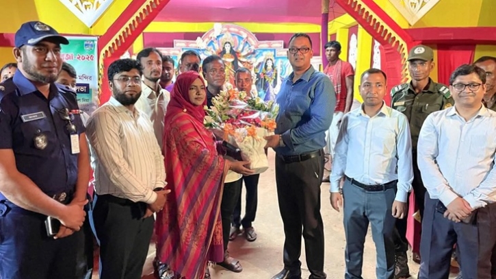 নওগাঁর ধামইরহাটে পূজো মন্ডপ পরিদর্শনে জেলা প্রশাসক 