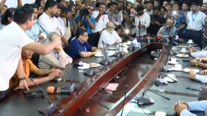 ডাকসু নির্বাচন নিয়ে উত্তপ্ত বৈঠক: ঢাবি ভিসি বনাম ছাত্রদল নেতারা