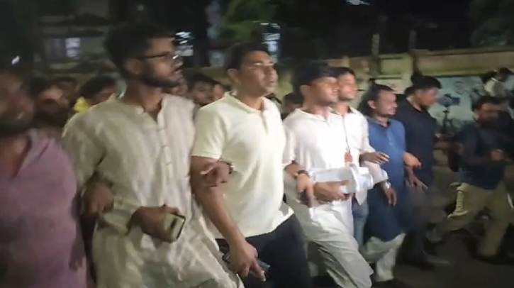 ভোট চুরির অভিযোগে ঢাবিতে ছাত্রদলের বিক্ষোভ মিছিল