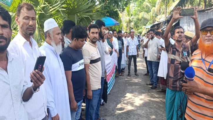 অস্থায়ী পুলিশ ক্যাম্প স্থাপনের দাবিতে নোয়াখালীতে বিক্ষোভ