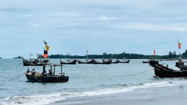 পাঁচ ট্রলারসহ ৪০ জেলে ধরে নিয়ে গেল আরাকান আর্মি