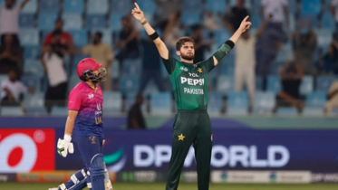 অল্প পুঁজিতেও বাজিমাত, সুপার ফোরে পাকিস্তান