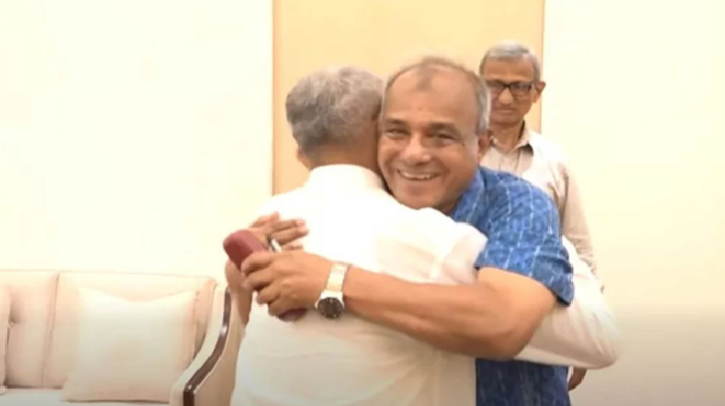 বাবরকে ‘স্যার স্যার’ বলে জড়িয়ে ধরলেন স্বরাষ্ট্র উপদেষ্টা