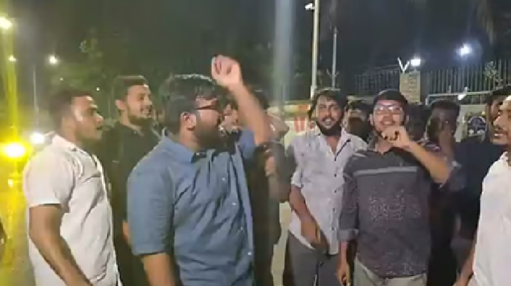 ডাকসু নির্বাচনে কারচুপির অভিযোগে ভিসির বাসভবনের সামনে বিক্ষোভ