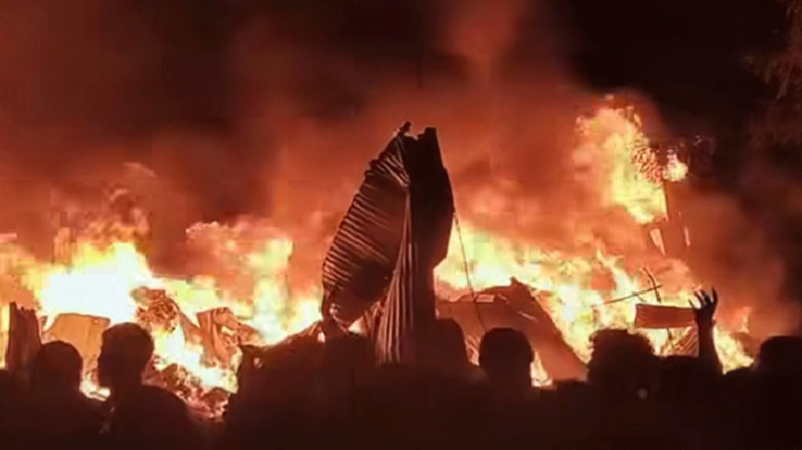 গাজীপুরে ঝুটের গোডাউনের আগুন সাড়ে ৩ ঘণ্টা পর নিয়ন্ত্রণে