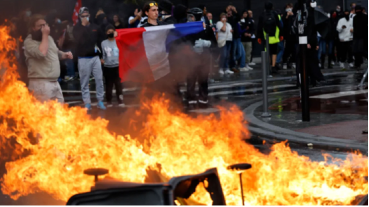 বিক্ষোভের আগুনে জ্বলছে ফ্রান্স, ৪ শতাধিক গ্রেফতার 