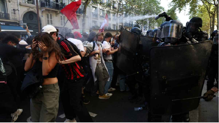বিক্ষোভে উত্তাল ফ্রান্সে ব্যাপক সংঘর্ষ, গ্রেফতার ১৪০