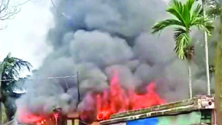 কুমিল্লায় মাজারে আগুন: ধর্ম অবমাননার অভিযোগ