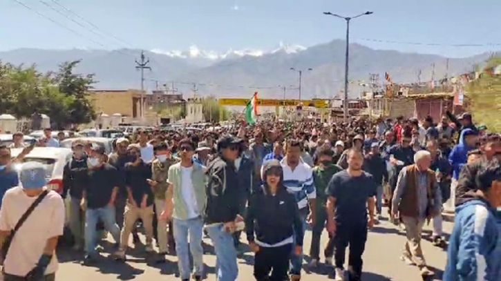 ভারতে ব্যাপক সংঘর্ষ: পুলিশের গাড়ি-বিজেপি কার্যালয়ে আগুন, নিহত ৪