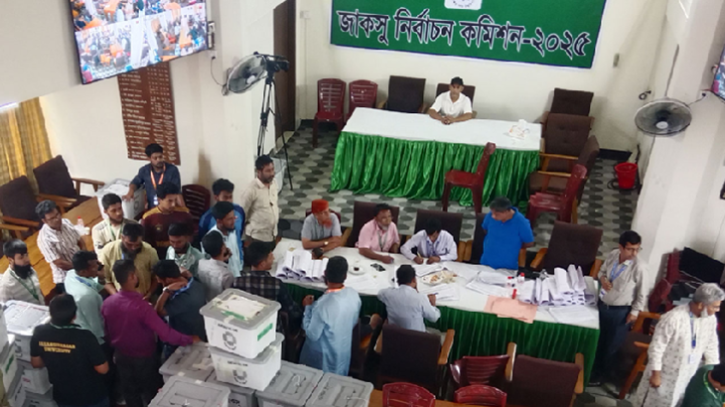 জাকসু নির্বাচনের ভোট গণনা শেষ, ফলাফলের অপেক্ষা