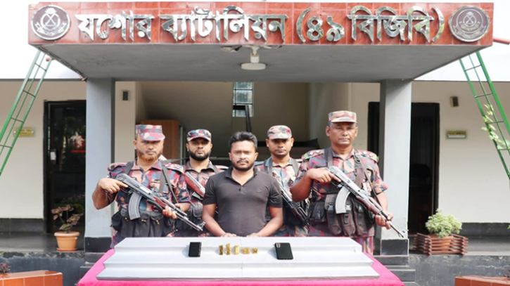 যশোরে কোটি টাকার স্বর্ণবারসহ পাচারকারী আটক