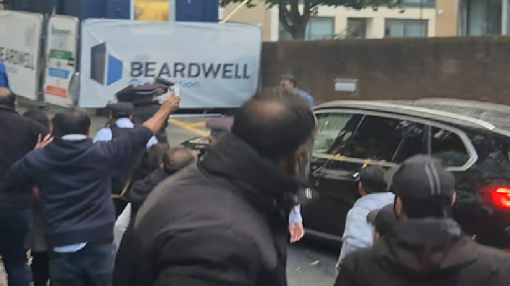 লন্ডনে তথ্য উপদেষ্টা মাহফুজ আলমের ওপর আ. লীগের হামলার চেষ্টা