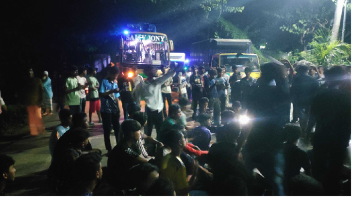 নাটোরে শিক্ষার্থীদের ওপর হামলার প্রতিবাদে মহাসড়ক অবরোধ