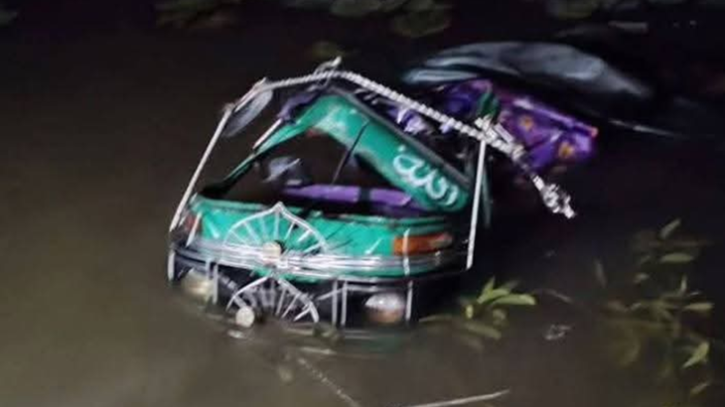 নোয়াখালীতে অটোরিকশা উল্টে প্রাণ গেল নারীর ,আহত-৪