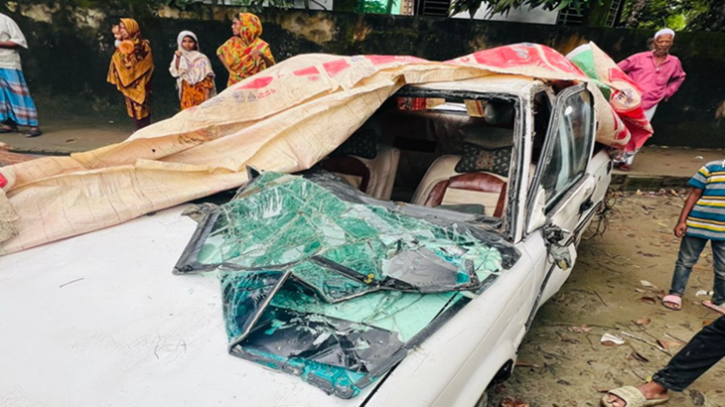 নোয়াখালীতে প্রশিক্ষণ প্রাইভেটকার পুকুরে পড়ে তরুণের মৃত্যু