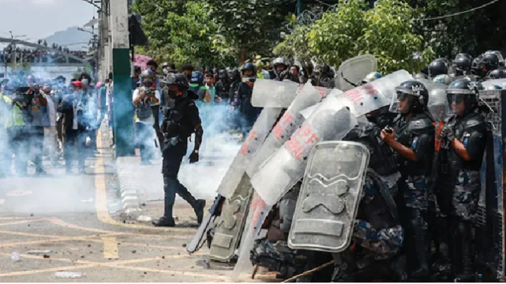 নেপালে পার্লামেন্টে আগুন, দেখামাত্র গুলির নির্দেশে উত্তেজনা চরমে