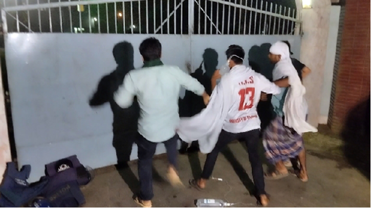 ভিসির বাসভবনের গেট ভেঙে ভেতরে ঢোকার চেষ্টা শিক্ষার্থীদের