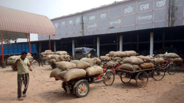 ফুলবাড়ীর হিমাগারে আলু সংরক্ষণ জায়গা নেই, বিপাকে কৃষক ফুলবাড়ীর হিমাগারে আলু সংরক্ষণ জায়গা নেই, বিপাকে কৃষক