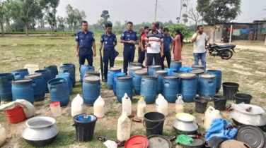 ধামইরহাটে বিপুল পরিমাণ চোলাই মদ জব্দ
