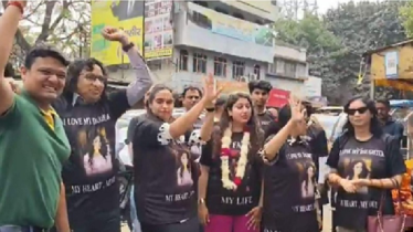 কান্না নয়, আনন্দে মেয়ের ডিভোর্স উদযাপন করলেন বাবা