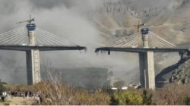 ইরানের বৃহত্তম সেতু গুঁড়িয়ে দেয়ার দাবি ট্রাম্পের, নিহত ৮ ইরানের বৃহত্তম সেতু গুঁড়িয়ে দেয়ার দাবি ট্রাম্পের, নিহত ৮