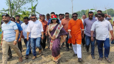 শিলাবৃষ্টিতে ক্ষতিগ্রস্ত বাগাতিপাড়ার কৃষকদের পাশে প্রতিমন্ত্রী পুতুল শিলাবৃষ্টিতে ক্ষতিগ্রস্ত বাগাতিপাড়ার কৃষকদের পাশে প্রতিমন্ত্রী পুতুল