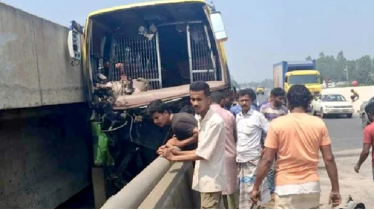 সিরাজগঞ্জে বাস উল্টে নিহত ৩, আহত ১০