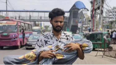 কোলে শিশুর নিথর দেহ, হৃদয়বিদারক দৃশ্য ভাইরাল