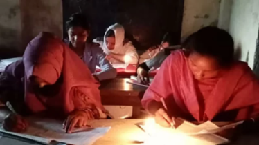 অন্ধকারে ভবিষ্যৎ—রংপুরে মোমবাতির আলোয় এসএসসি পরীক্ষা
