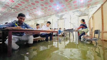 নবীনগরে মোমবাতি জ্বালিয়ে, কুমিল্লায় পানিতে দাঁড়িয়ে এসএসসি পরীক্ষা
