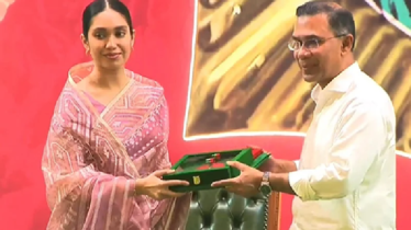 জায়মার হাতে খালেদা জিয়ার স্বাধীনতা পুরস্কার