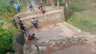 শার্শার ডিহিতে ব্রিজ ধস, অল্পের জন্য রক্ষা বালিভর্তি ট্রাক