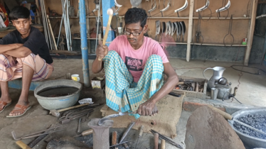আধুনিক যান্ত্রিকতায় অস্তিত্ব সংকটে ভুগছে কামার শিল্প