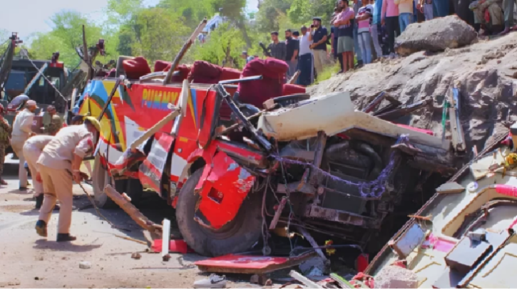 কাশ্মীরে ভয়াবহ বাস দুর্ঘটনা, নিহত অন্তত ২১