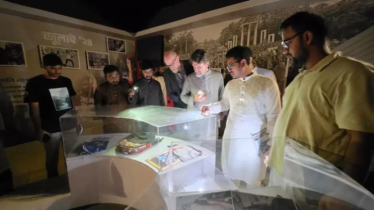 মার্কিন প্রতিনিধিদল মোবাইলের আলোয় দেখলেন জুলাই জাদুঘর