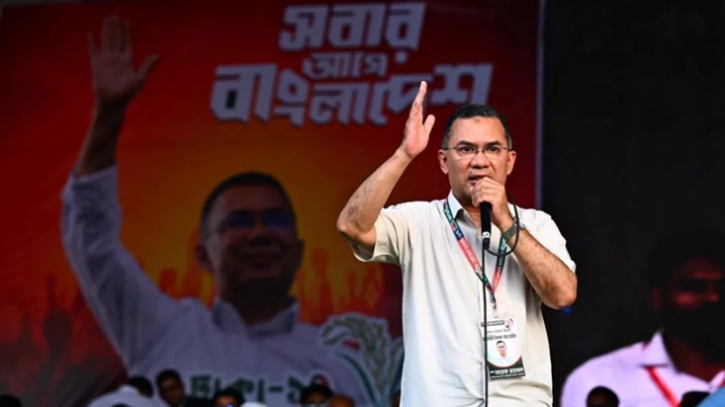 পেছনে বসে ফ্যানের বাতাস খাচ্ছে, সামনে বলছে ‘বিদ্যুৎ চাই’: প্রধানমন্ত্রী