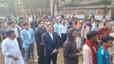 সাধারণ ভোটারদের সঙ্গে লাইনে দাঁড়িয়ে ভোট দিলেন সালাহউদ্দিন