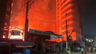 রাজধানীর কারওয়ান বাজারে আগুন, নিয়ন্ত্রণে ৮ ইউনিট