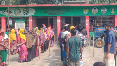 উৎসবমুখর পরিবেশে গাইবান্ধার ৫টি আসনে চলছে ভোট 