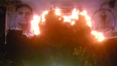 হাসনাতের ব্যানারে আগুন, এলাকায় উত্তেজনা হাসনাতের ব্যানারে আগুন, এলাকায় উত্তেজনা