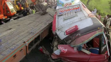পাকিস্তানে ভয়াবহ সড়ক দুর্ঘটনায় নিহত ১১ পাকিস্তানে ভয়াবহ সড়ক দুর্ঘটনায় নিহত ১১