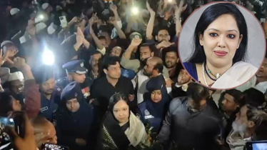 শহীদ মিনারে লাঞ্চিত রুমিন ফারহানা, শ্রদ্ধা জানাতে পারলেন না শহীদ মিনারে লাঞ্চিত রুমিন ফারহানা, শ্রদ্ধা জানাতে পারলেন না