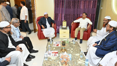 চরমোনাই পীরের বাসায় তারেক রহমান