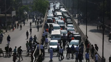 সাতরাস্তা অবরোধে অচল তেজগাঁও, তীব্র যানজটে দুর্ভোগ