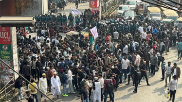 সায়েন্স ল্যাব মোড়ে শিক্ষার্থীদের অবরোধ, যান চলাচল বন্ধ