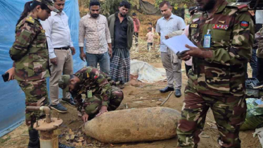 দেড় দশক ধরে বোমার ওপর কাপড় ধোয়া