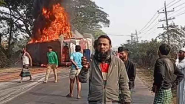 দাউদকান্দিতে ভয়াবহ সড়ক দুর্ঘটনা, বাস উল্টে আগুনে পুড়ে নিহত ৪