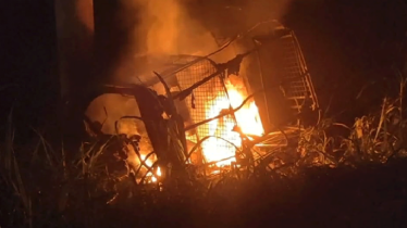 সোনারগাঁয়ে ছিনতাইকারীদের সিএনজিতে জনতার আগুন