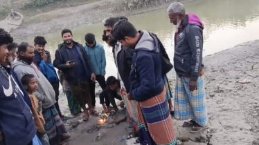 সয়েল টেস্ট করতে গিয়ে খাল পাড় থেকে বের হচ্ছে গ্যাস