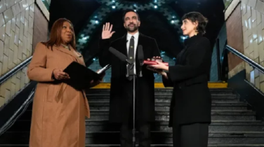 পবিত্র কোরআন হাতে মেয়রের শপথ নিলেন মামদানি